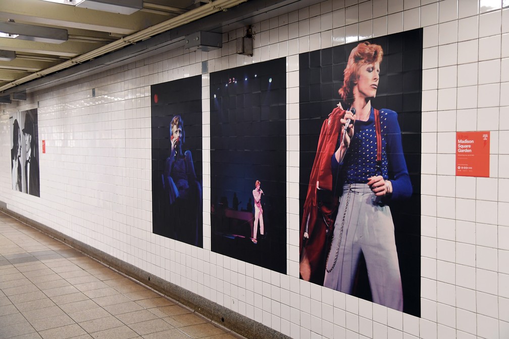 Exposição de David Bowie chama a atenção em metrô de Nova York (Foto: ANGELA WEISS / AFP)
