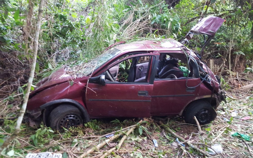 Carro saiu de pista e capotou na BR-101 (Foto: Rafael Vedra/ Liberdadenews.com.br)