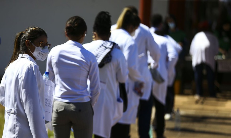 Médicos se preparam para fazer o Revalida — Foto: Marcelo Camargo/Agência Brasil