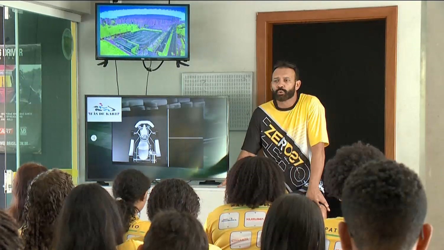 Estudantes aprendem na prática regras de trânsito na cidade 'Nazaré