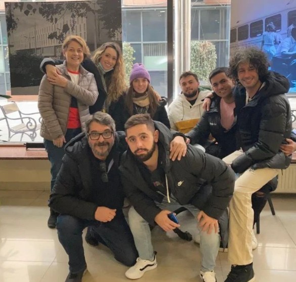 Vanessa com parte do grupo de brasileiros e estrangeiros que retornaram ao Brasil (Foto: Reprodução Instagram)