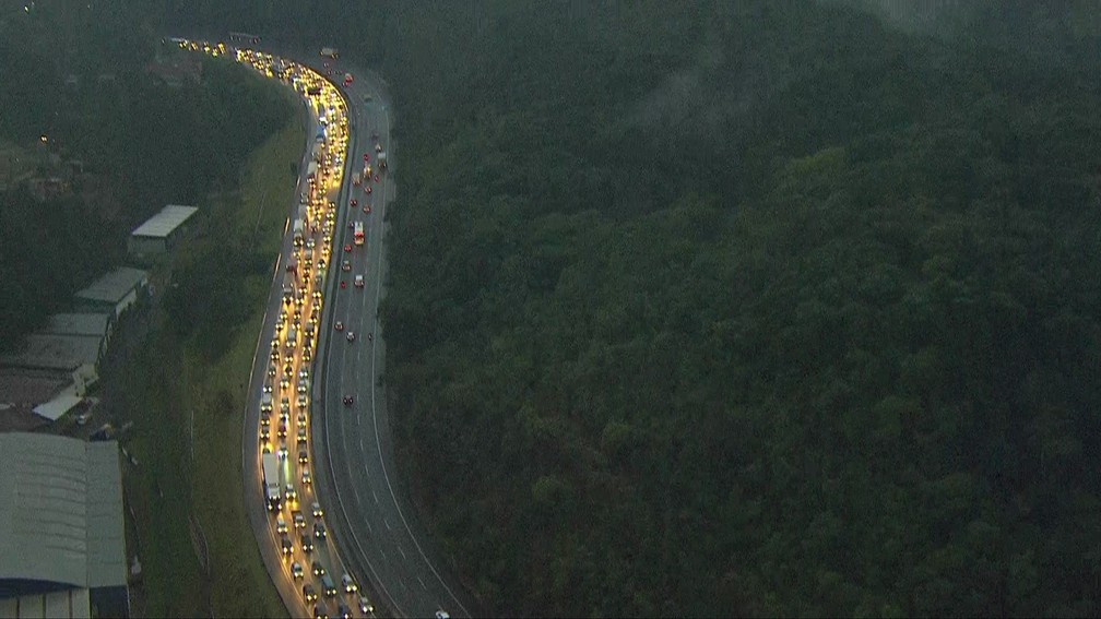 Engavetamento gera trânsito na Rodovia Anhanguera em São Paulo  — Foto: Reprodução/TV Globo