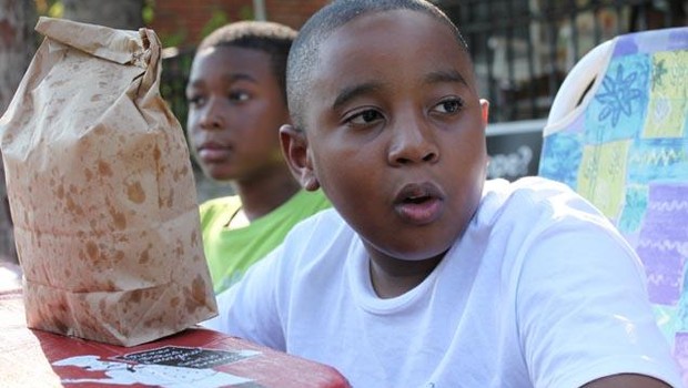 O menino motivou moradores de Detroit a se tornarem voluntários na manutenção da área (Foto: Kathleen Galligan)