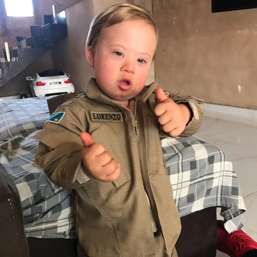 Lorenzo "atacando" de modelo &mdash; Foto: Redes Sociais 