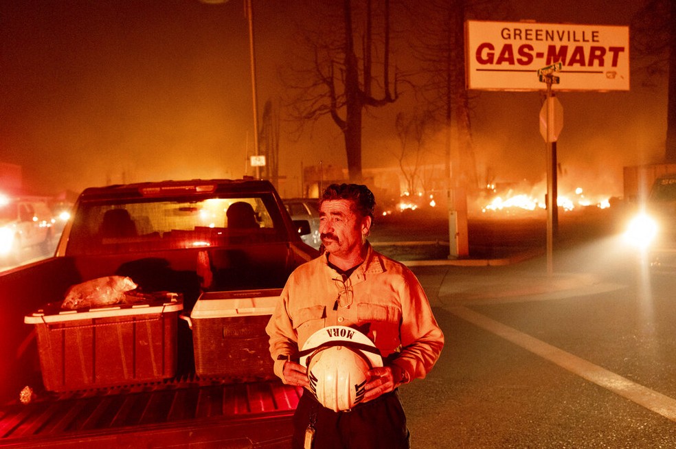 O chefe do batalhão, Sergio Mora, observa as chamas na cidade de Greenville, na Califórnia, em 5 de agosto de 2021 — Foto: Noah Berger/AP