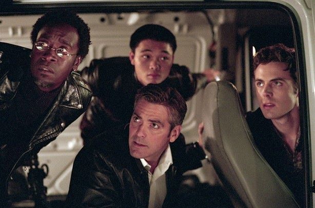 Don Cheadle and George Clooney in a scene from the Eleven and a Secret trilogy (Photo: Playback)