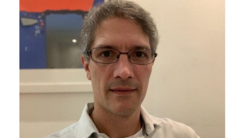 O médico Daniel Lichtenthaler percebeu a alteração no pescoço da aluna durante uma aula — Foto: ARQUIVO PESSOAL/BBC