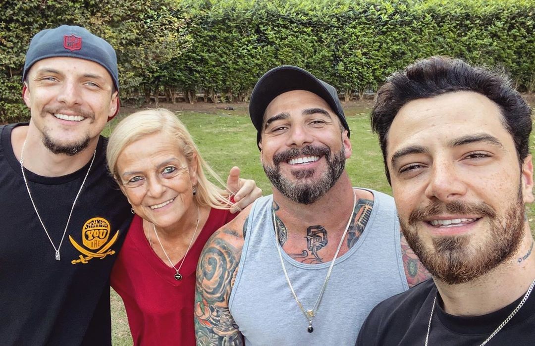 Felipe Titto com a mãe e os irmãos (Foto: Reprodução / Instagram)