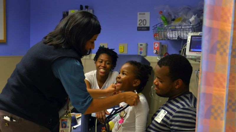 Criança sendo examinada em uma clínica de asma em Washington DC, nos Estados Unidos (Foto: Getty Images via BBC News)