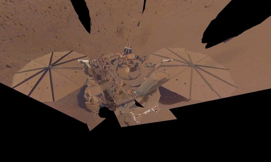 A sonda InSight Mars da NASA tirou esta selfie final em 24 de abril de 2022, no 1211º dia marciano da missão