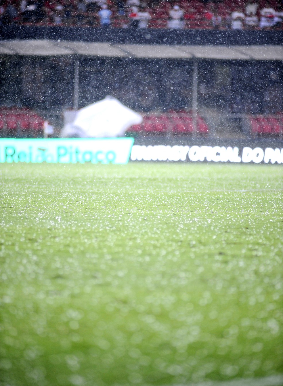 Chuva de granizo no estádio do Morumbi, na Zona Oeste de São Paulo, que atrasou o início do jogo entre São Paulo e Corinthians  — Foto: Alan Morici/AGIF - Agência de Fotografia/Estadão Conteúdo