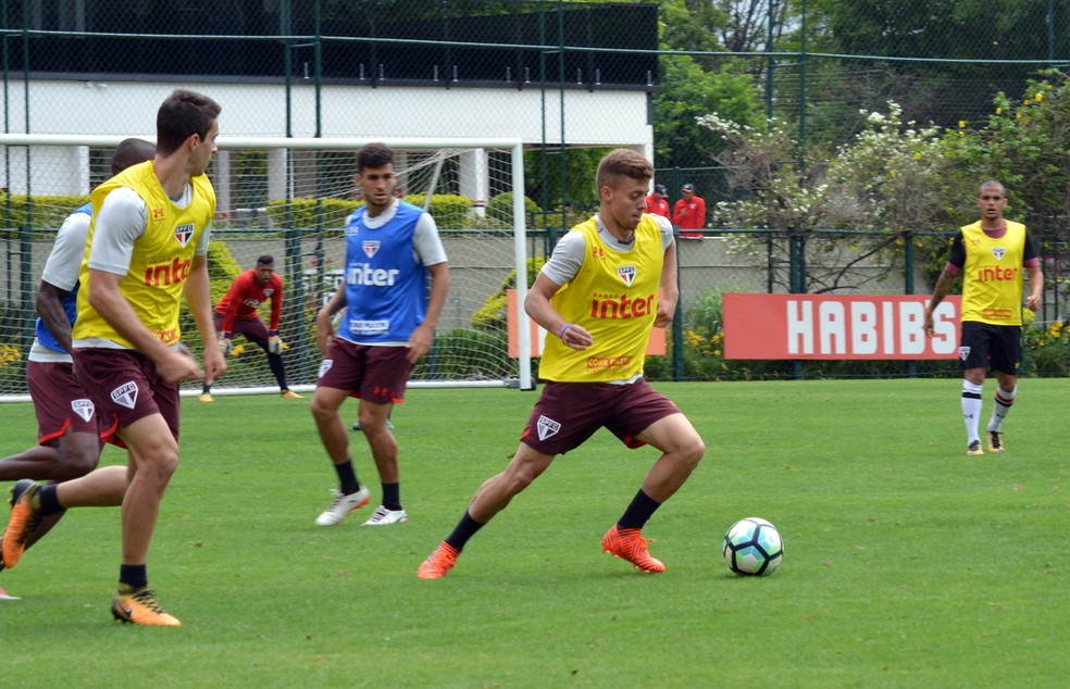 Lucas Fernandes pode voltar ao time titular na quinta-feira (Foto: Érico Leonan / site oficial do SPFC)