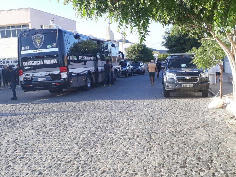 Em Santa Cruz, operação 'Morro da Aranha' mobiliza policiais civis e militares de várias regiões e movimentação é intensa na cidade (Foto: Édipo Natan)
