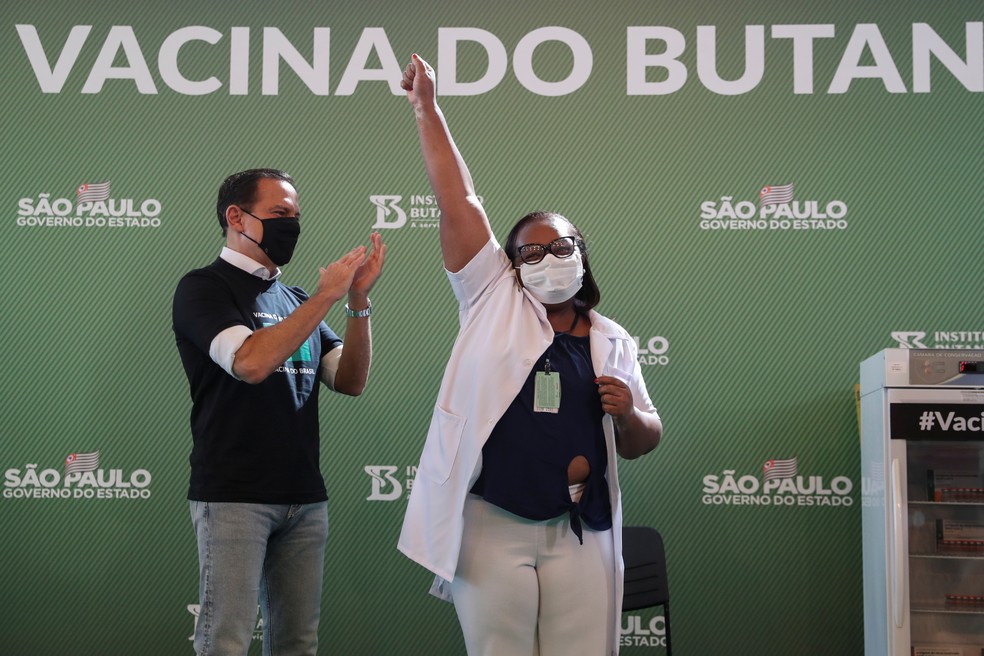 João Doria ao lado da enfermeira Mônica Calazans, primeira pessoa vacinada contra a Covid-19 no Brasil — Foto: Amanda Perobelli/Reuters