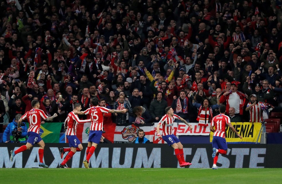 Jogadores do Atlético celebram vitória sobre o Liverpool — Foto: Reuters