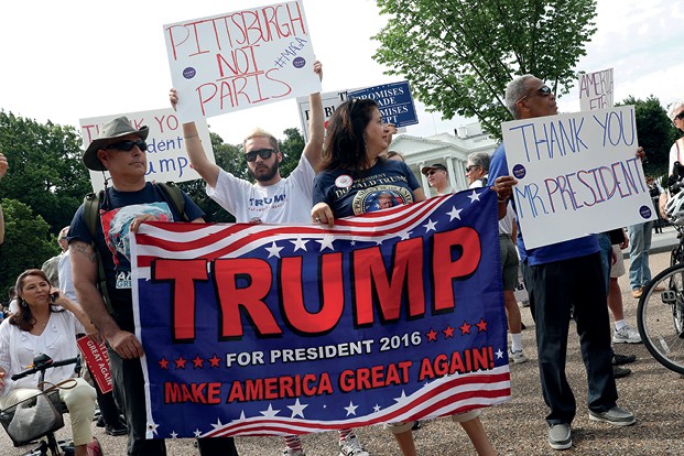CONTRA A CIÊNCIA: Apoiadores de Donald Trump se manifestam pela saída dos Estados Unidos do Acordo de Paris (Foto: Getty Images)