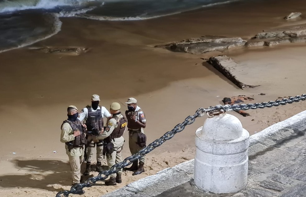 Homem é morto a tiros na praia do Porto da Barra em Salvador — Foto: Eduardo Oliveira/TV Bahia