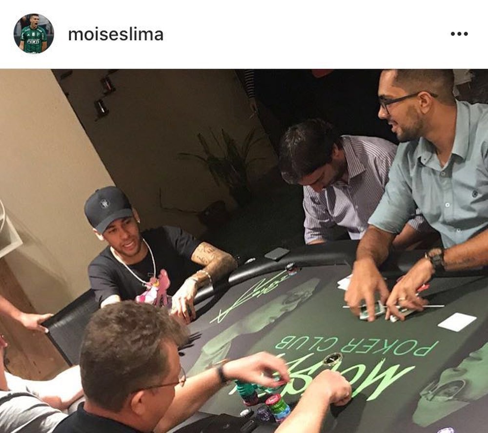 Moisés recebe craque em sua casa, para noite de poker