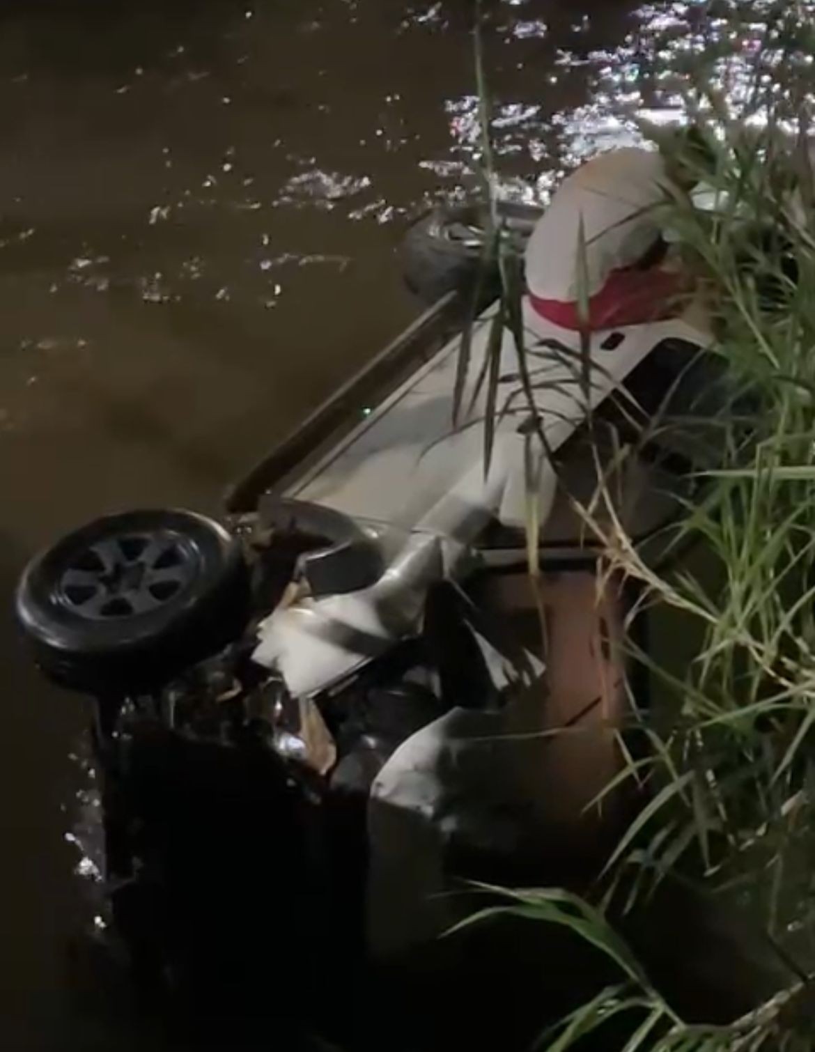 Motorista com sintomas de embriaguez perde controle da direção e cai dentro de rio em Teófilo Otoni