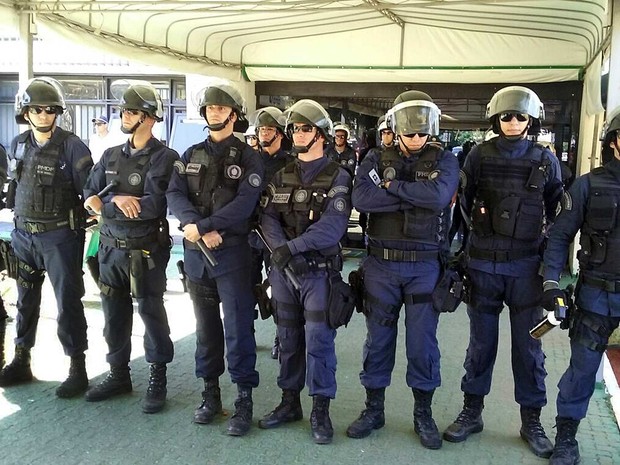 Fileíra de policiais em frente ao prédio da Terracap nesta sexta-feira (29) (Foto: Bárbara Nascimento/G1)