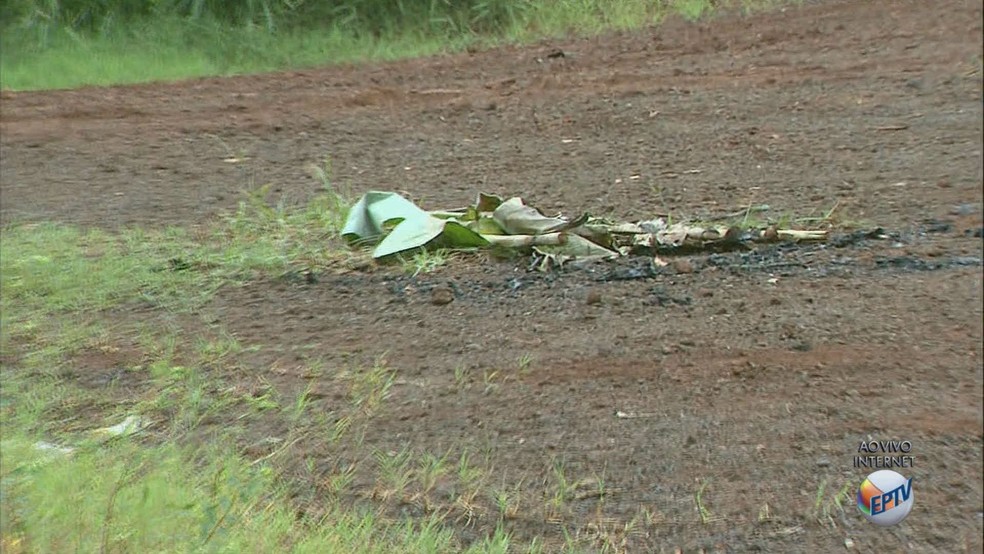 Roupas e documentos de Kaio César de Freitas estavam sendo queimados às margens da Rodovia Cândido Portinari em Restinga (Foto: Reprodução/EPTV)