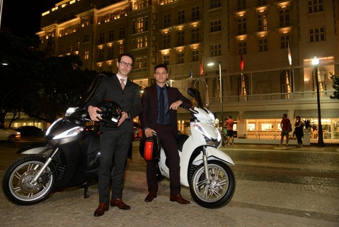 Ivan Padilla, redator-chefe da GQ Brasil, e Renan Batista, editor de arte, chegam ao Copacabana Palace pilotando a SH 300i, a nova scooter da Honda