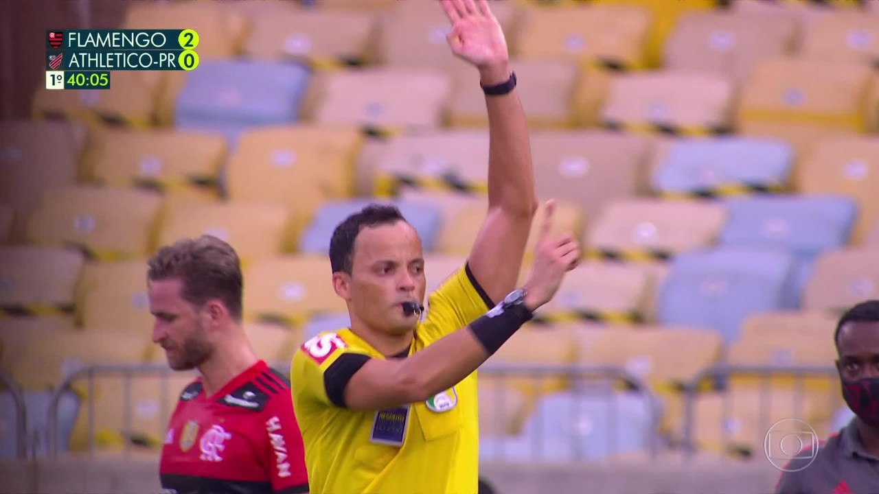 A favor: pênalti anulado