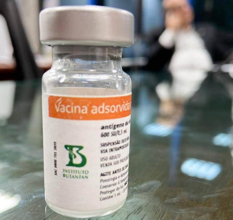 Butantan divulgou como será o frasco da vacina que pretende desenvolver em parecia com a chinesa Sinovac, que desenvolve a vacina — Foto: Divulgação