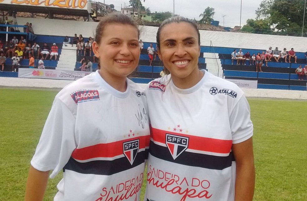 Tinta Para Marcar Campo De Futebol Amiga De Chulapa Realiza Sonho De Jogar Ao Lado De Marta Honra