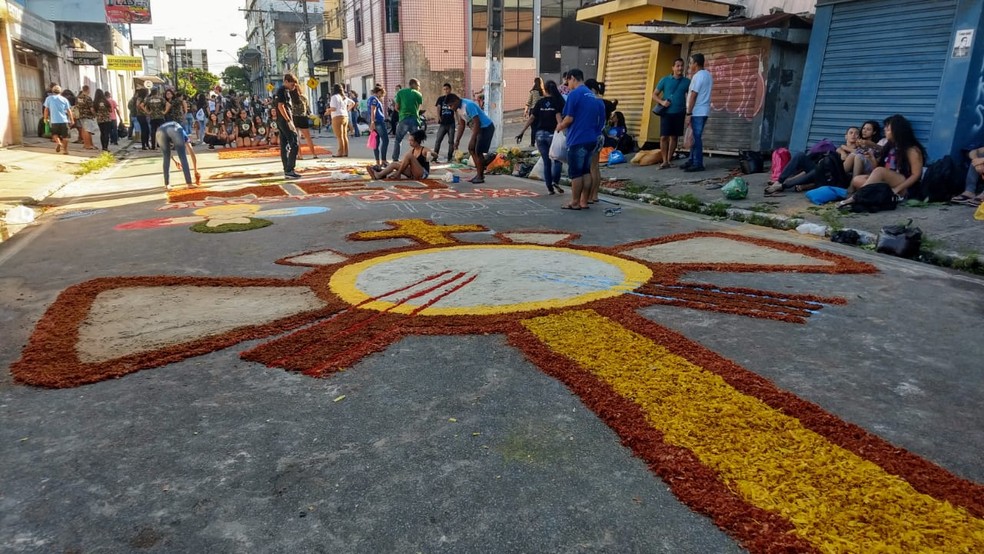 Tapetes da procissão de Corpus Christi são confeccionados por grupos paroquiais com serragem, pó de giz e outros materiais — Foto: Matheus Tenório/G1
