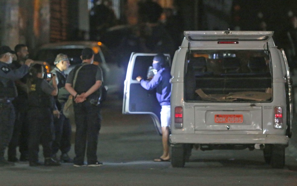 Policiais participam da reconstituição da morte da menina Ágatha — Foto: Wilton Junior/Estadão Conteúdo