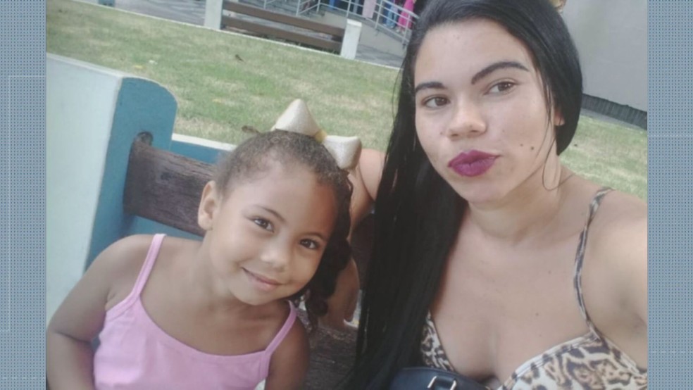 Mãe e filha tiveram 90% do corpo queimado em ônibus em Duque de Caxias, na Baixada Fluminense — Foto: Reprodução/TV Globo