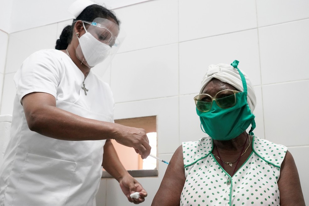 Mulher recebe dose da Abdala, uma das vacinas cubanas contra a Covid-19, em um centro de vacinação em Havana, em 23 de junho de 2021 — Foto: Alexandre Meneghini/Reuters