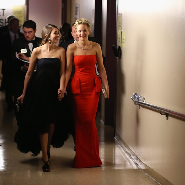 Jennifer Lawrence e a amiga nos bastidores do Oscar (Foto: Getty Images)