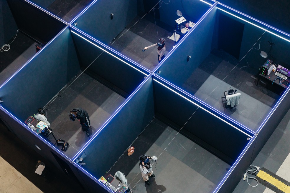 Concorrentes femininas em seus cubículos no set de “Girl's Re:verse”, em um estúdio em Goyang, nos arredores de Seul — Foto: Jun Michael Park/The New York Times