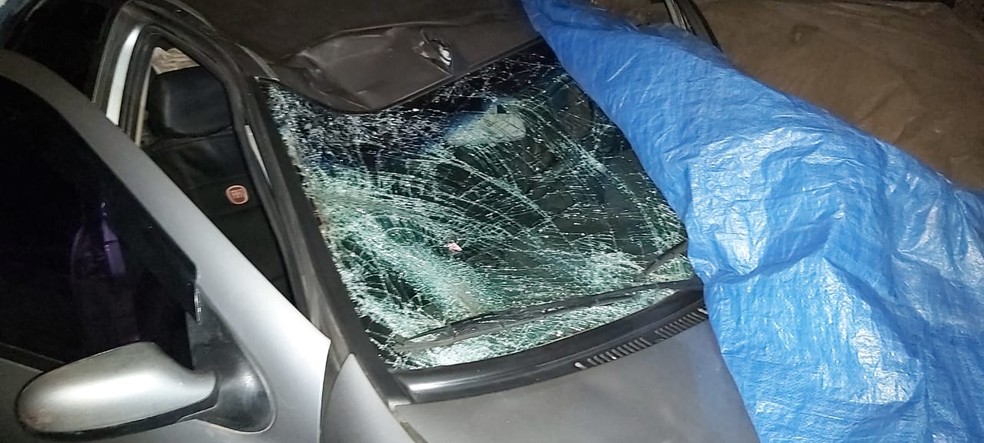 Para-brisas danificado de veículo envolvido em atropelamento de dois ciclistas em Barueri, na Grande SP. — Foto: Acervo pessoal 