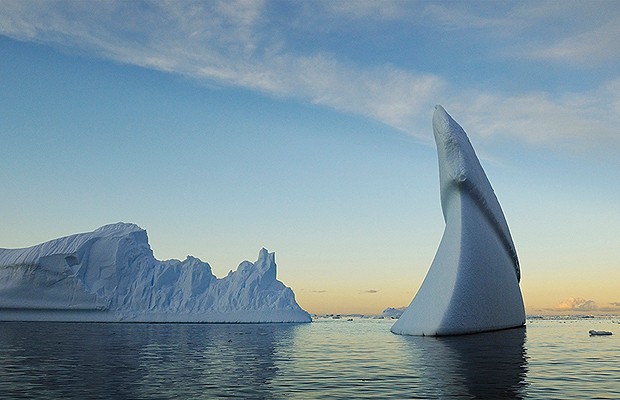 Foto tirada na Antártica. A ponta do gelo parece uma escultura (Foto: James Balog )