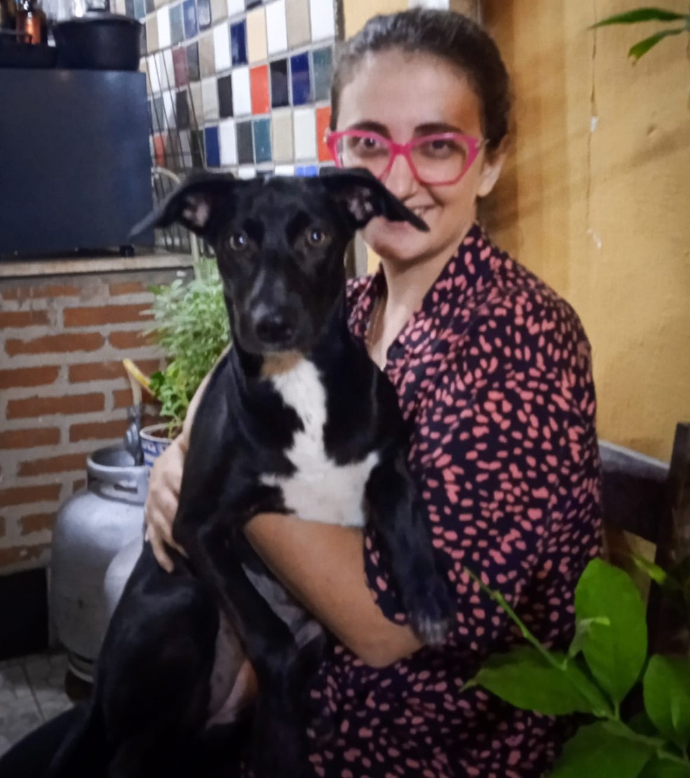 A designer gráfica Maria Paula Ferraz Dias e a cachorrinha Gypsy — Foto: Rodrigo Rodrigues/g1 