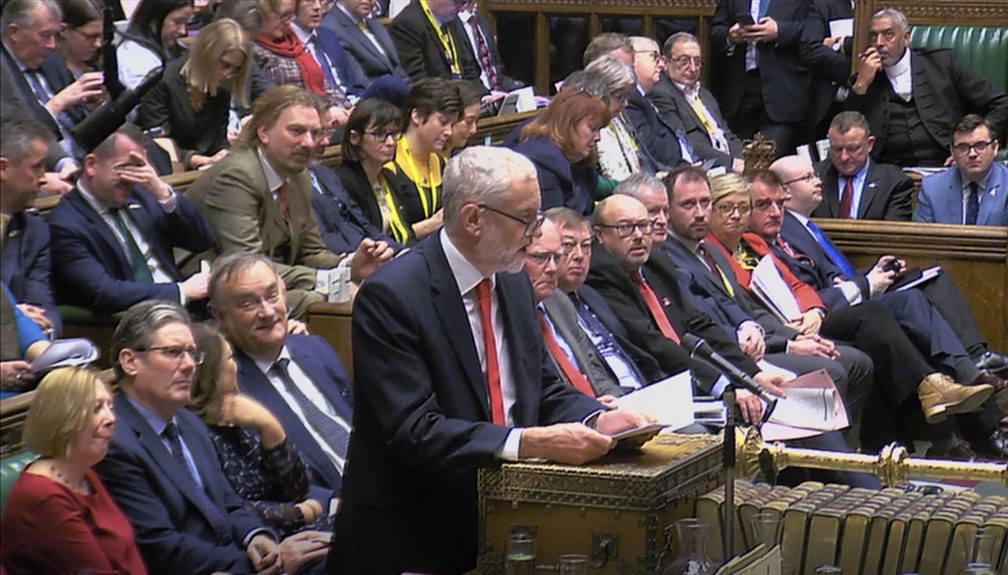 Deputado Jeremy Corbyn, líder do Partido Trabalhista que apresentou moção de desconfiança contra Theresa May, fala nesta quarta-feira (16) no Parlamento britânico — Foto: House of Commons/PA via AP