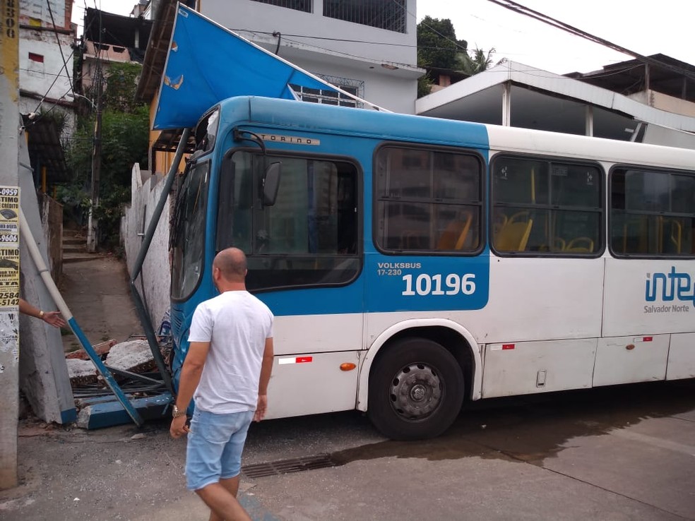 Ônibus bate em poste e fachada de loja após motorista passar mal em Salvador  — Foto: Rildo Araújo/TV Bahia 