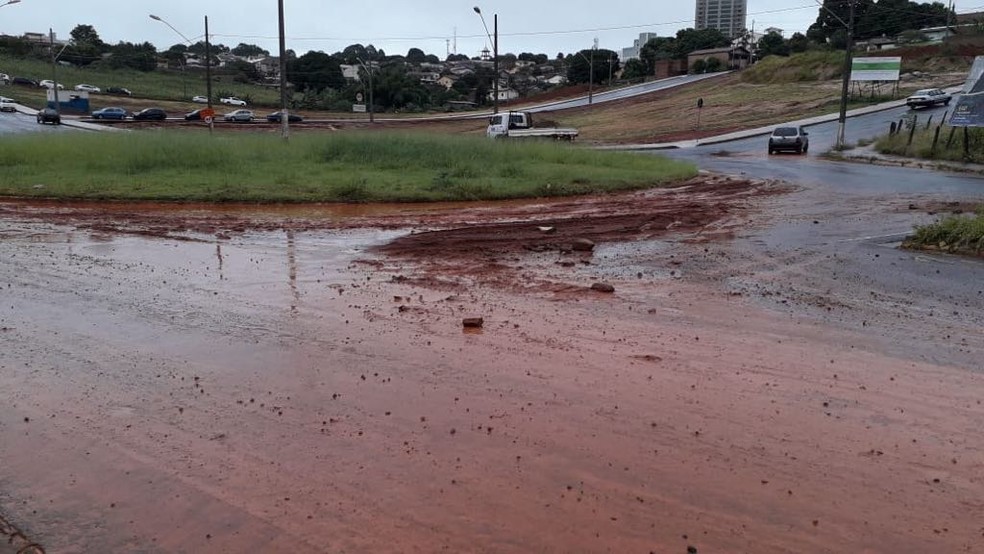 Pontos da cidade ficaram inundados em razo da chuva em Arax — Foto: Csar Campos/TV Integrao