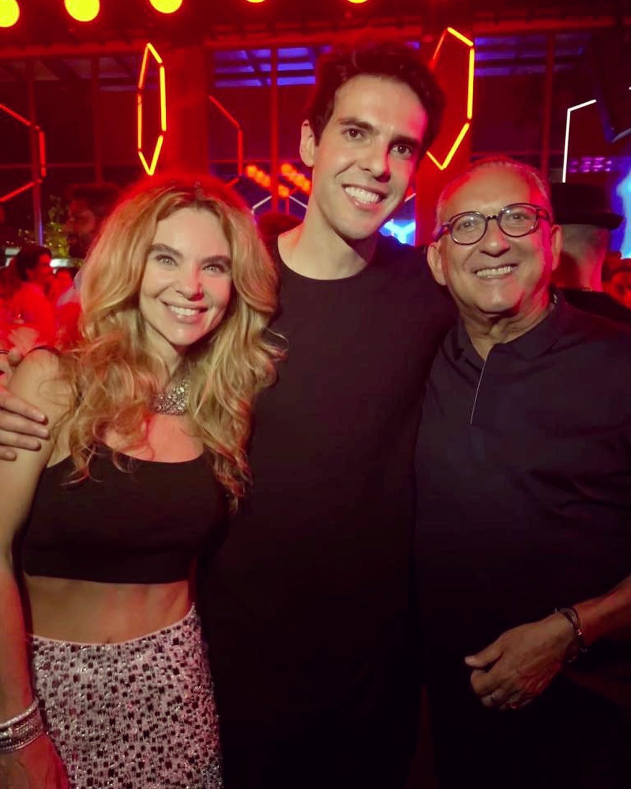 Desirée Soares e Galvão Bueno curtem shows em aniversário de Kaká e posam com o ex-jogador de futebol (Foto: Reprodução/Instagram)