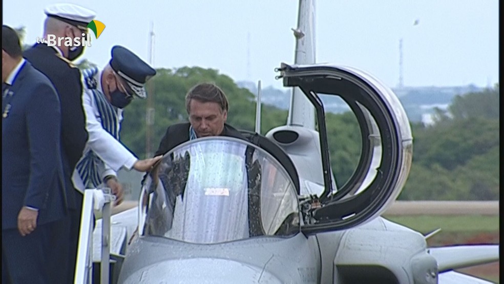 Bolsonaro entrou na cabine do Gripen, durante cerimônia do Dia do Aviador. — Foto: TV Brasil/Reprodução