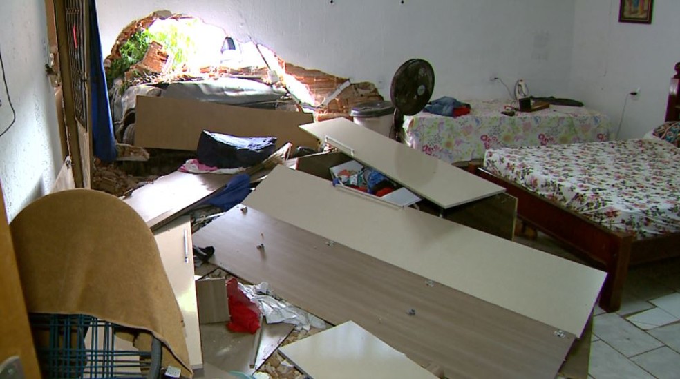 Quarto atingido por carros teve parede quebrada e móveis destruídos em Serrana, SP — Foto: Reprodução/EPTV