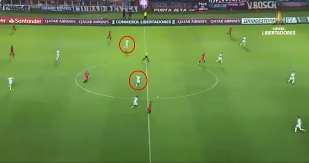 MoisÃ©s e Felipe Melo no inÃ­cio do contra-ataque que resultou em gol San Lorenzo â Foto: ReproduÃ§Ã£o