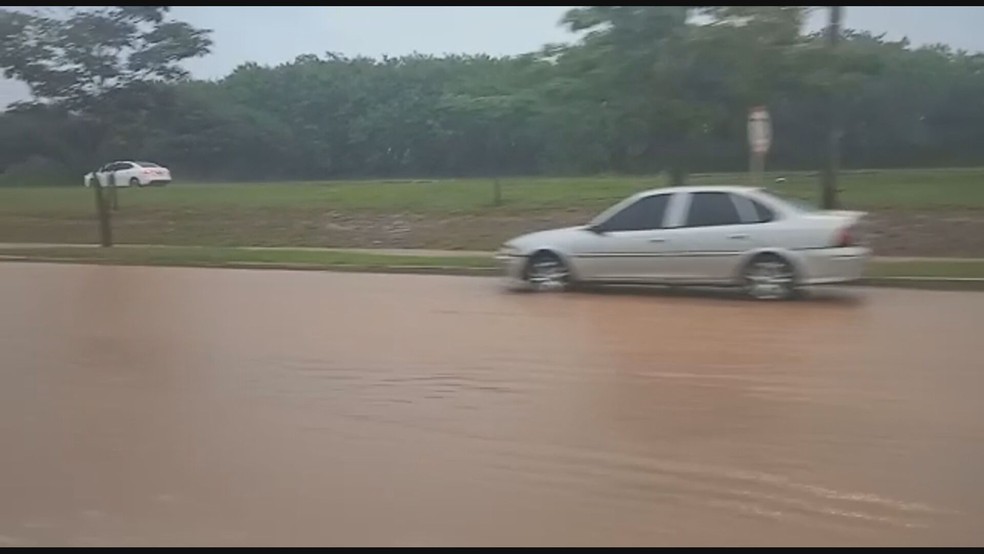 Água encobre asfalto durante temporal na EPGU, no DF — Foto: Gabriel Tibaldo/TV Globo