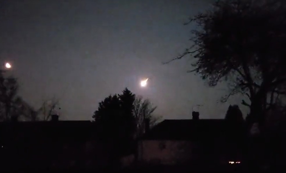 Asteroide Sar2667 explode no céu e causa um clarão — Foto: Reprodução/Twitter @fc_kova