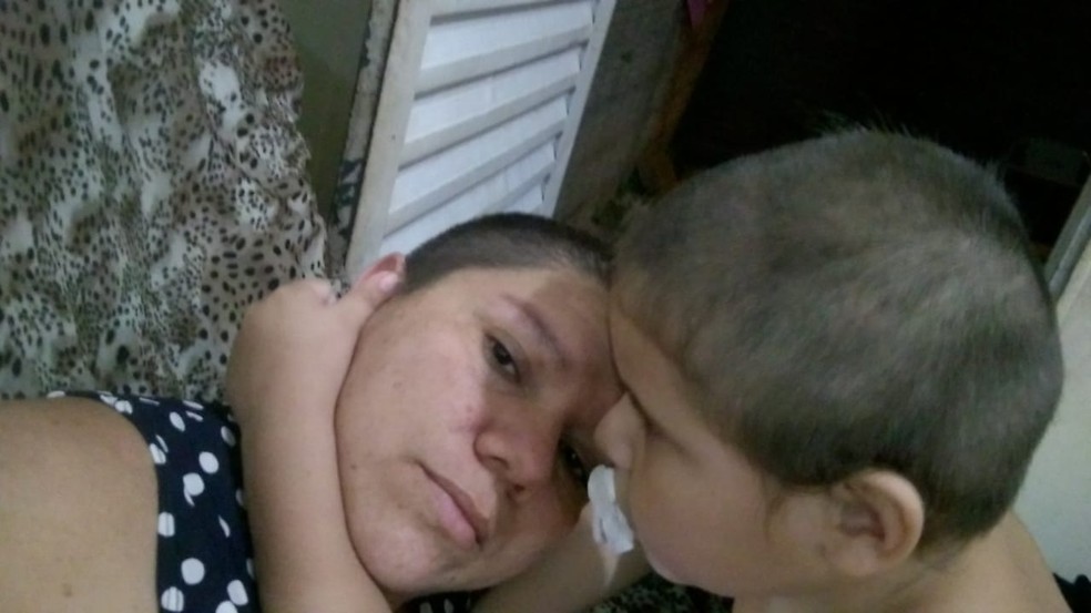 Mãe raspa cabeça para incentivar filho autista de 6 anos a cortar cabelo após ele perder o pai para a Covid no AC — Foto: Arquivo pessoal 