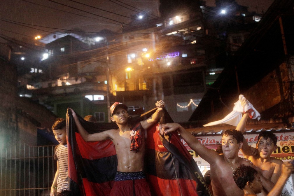 Comemoração do título do Flamengo no Complexo do Alemão — Foto: Ricardo Moraes / Reuters