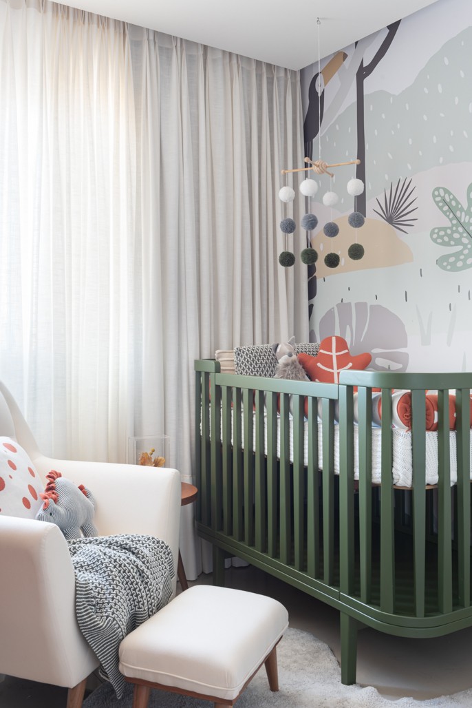 Décor do dia: quarto de bebê com papel de parede, berço verde e decoração aconchegante (Foto: Camila Santos)